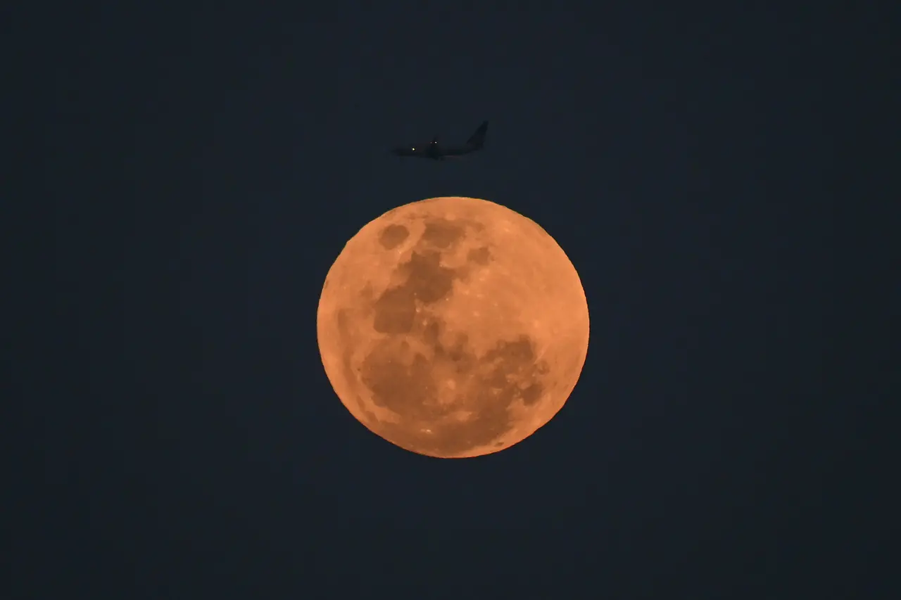 Imagem da notícia Veja fotos da Lua Rosa pelo mundo e entenda fenômeno 