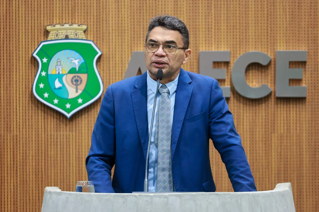 Sargento Reginauro durante discurso na tribuna do Plenário 13 de Maio da Alece.