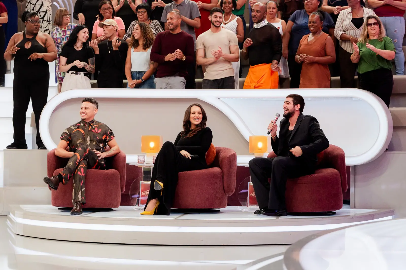 Foto de Nattan, Rafa Kalimann e Silvero Pereira no programa Em Família com Eliana.