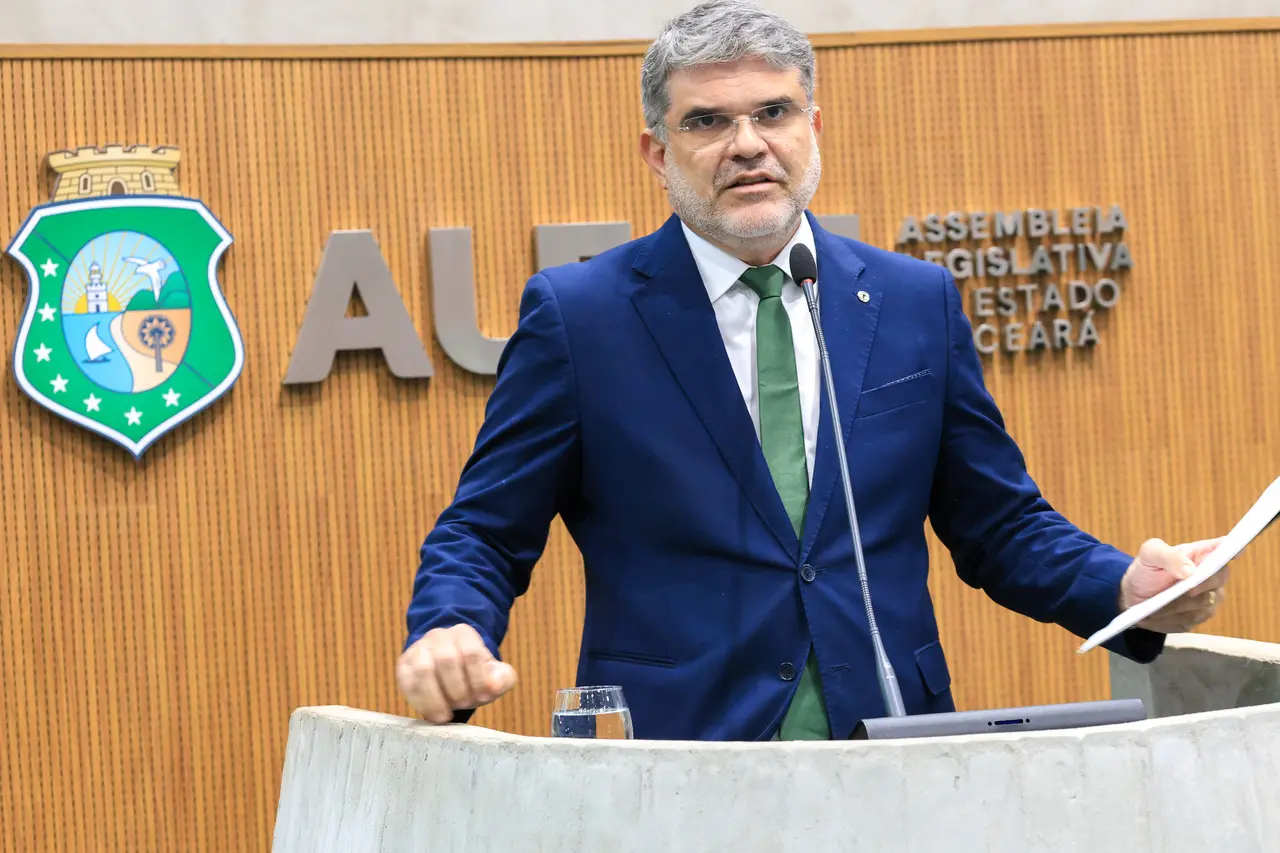 Deputado estadual Leonardo Pinheiro em discurso na tribuna da Alece.