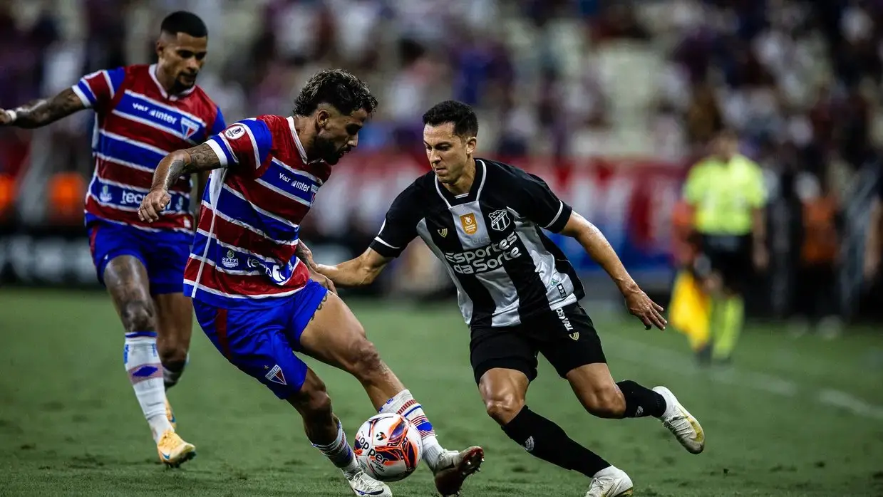 Foto de jogadores de Ceará e Fortaleza durante o Clássico-Rei em 2026