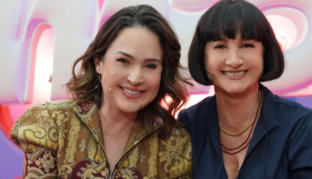 Foto que contém as atrizes Gabriela Duarte e Zezé Polessa.