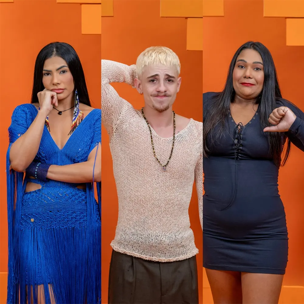 Na imagem, montagem vertical composta por três fotos de pessoas diferentes, lado a lado, contra um fundo laranja vibrante com detalhes geométricos. À esquerda: Uma mulher de cabelos longos e pretos veste um vestido de crochê azul royal com franjas longas. Ela está com os braços cruzados e a mão direita no queixo, com uma expressão séria e pensativa. Ela usa brincos grandes e coloridos de estilo indígena. Ao centro: Um homem jovem de cabelos curtos e descoloridos (loiro quase branco) veste uma blusa de tricô bege de trama aberta e um colar de contas. Ele está com a mão direita na nuca e faz uma expressão de dúvida ou timidez, comprimindo os lábios. À direita: Uma mulher de cabelos longos e pretos veste um vestido curto e justo na cor preta, com detalhe de amarração no decote. Ela faz um sinal de 
