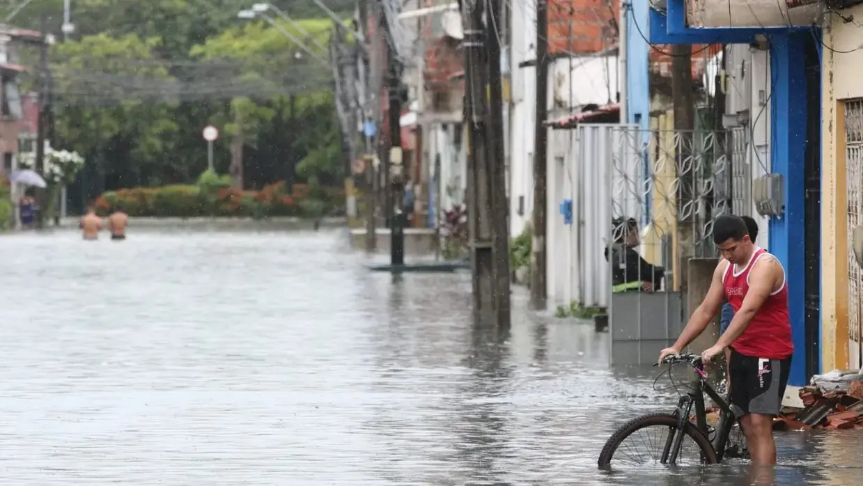 Foto de bairro de Fortaleza alagado após chuvas intensas.
