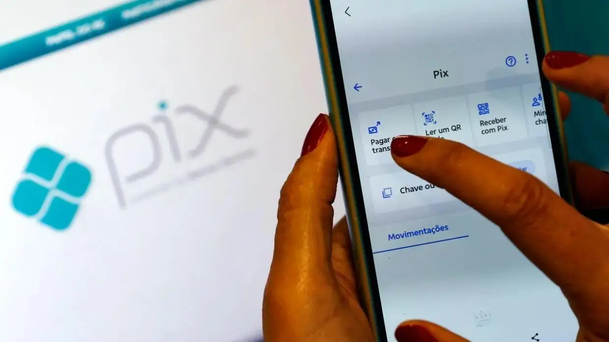 Foto de usuário realizando Pix.