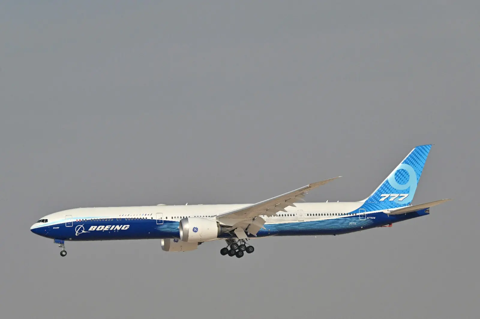 Foto que contém modelo Boeing 777X.