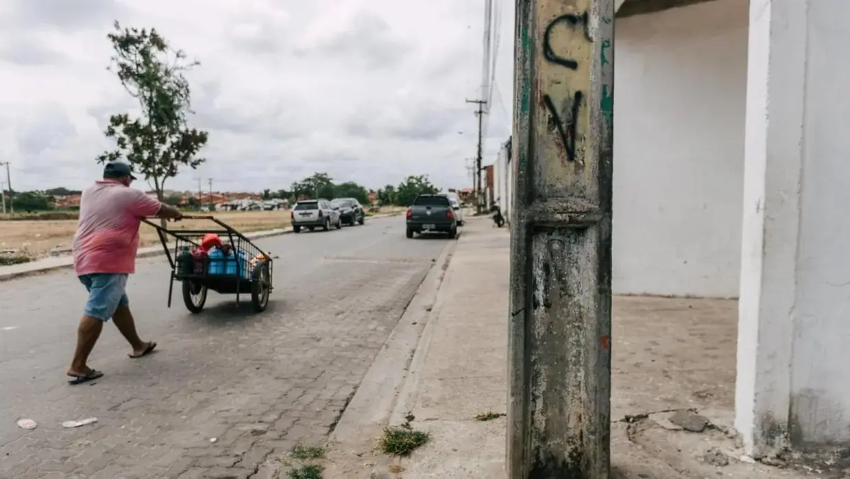 cv comando vermelho homem carrinho poste.