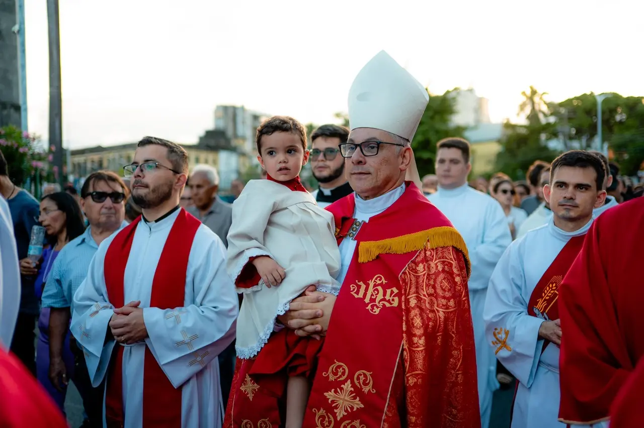 Foto de Dom Gregório Paixão, arcebispo de Fortaleza, e do pequeno Rafael Macedo.