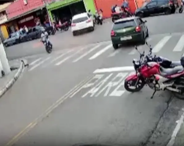 Foto que contém frame de vídeo de atropelamento em Diadema (SP).