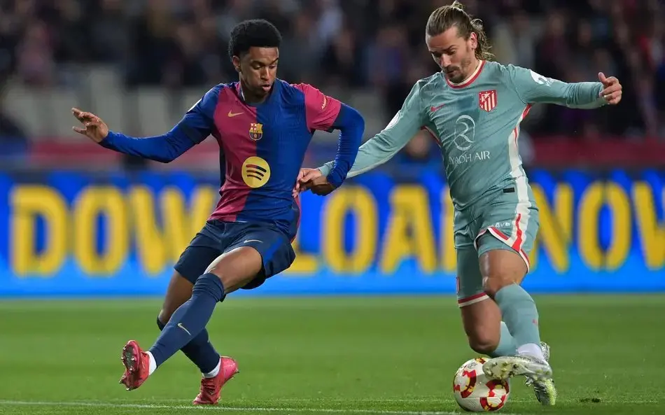 Atletas de Barcelona e Atlético de Madrid disputam bola