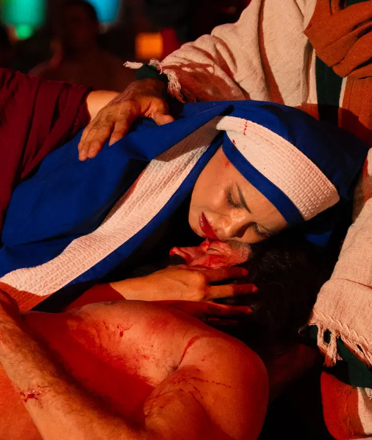 Foto de Niara Meirele no papel de Maria no espetáculo da 'Paixão de Cristo' de Pacatuba.