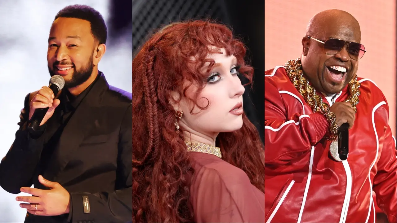 Três imagens individuais dos artistas John Legend, Chappell Roan e CeeLo Green aparecem lado a lado em uma composição. Enquanto John e CeeLo são vistos sorrindo com microfones em mãos durante performances, Chappell é mostrada de perfil em um plano fechado, destacando seus longos cabelos ruivos cacheados e maquiagem marcante.