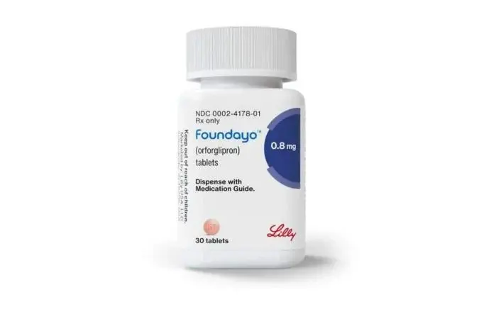 Frasco branco de medicamento com tampa rosqueável, rotulado como “Foundayo (orforglipron) 0,8 mg”, contendo 30 comprimidos. O rótulo traz detalhes em azul e o logotipo da fabricante Lilly, sobre fundo branco.