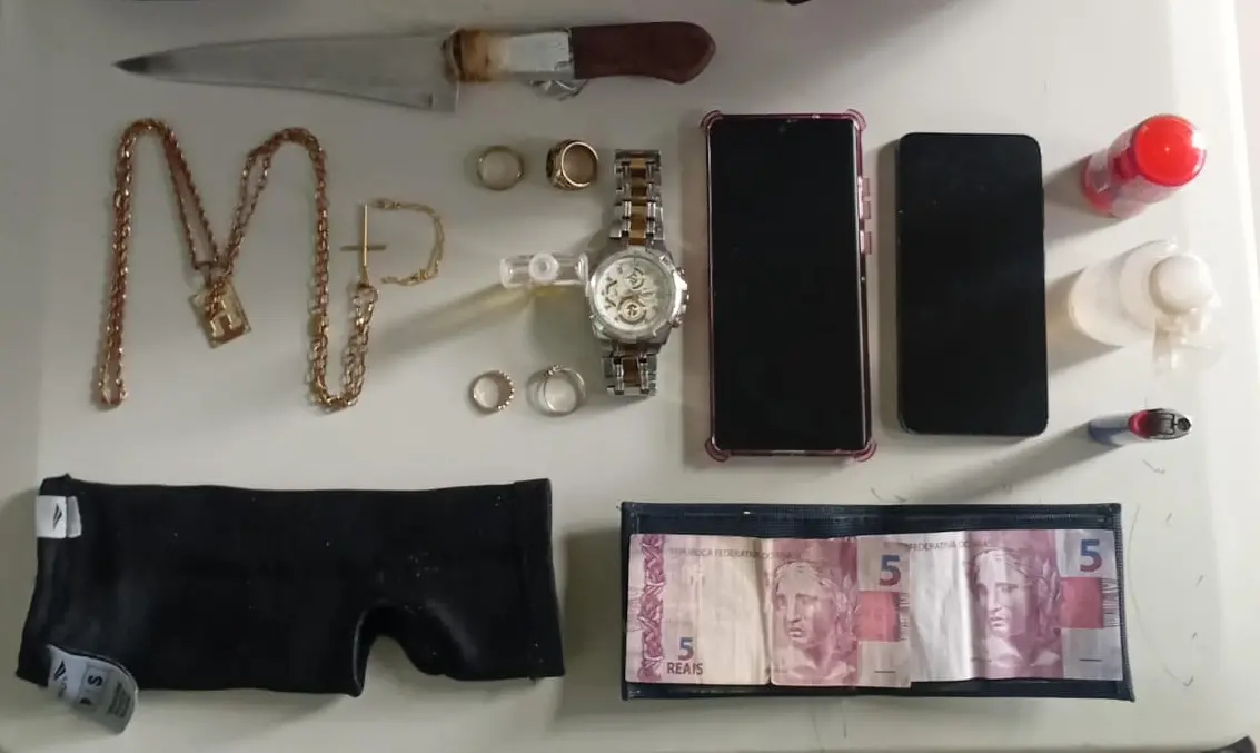 Pertences apreendidos com suspeito de assalto na Beira Mar.