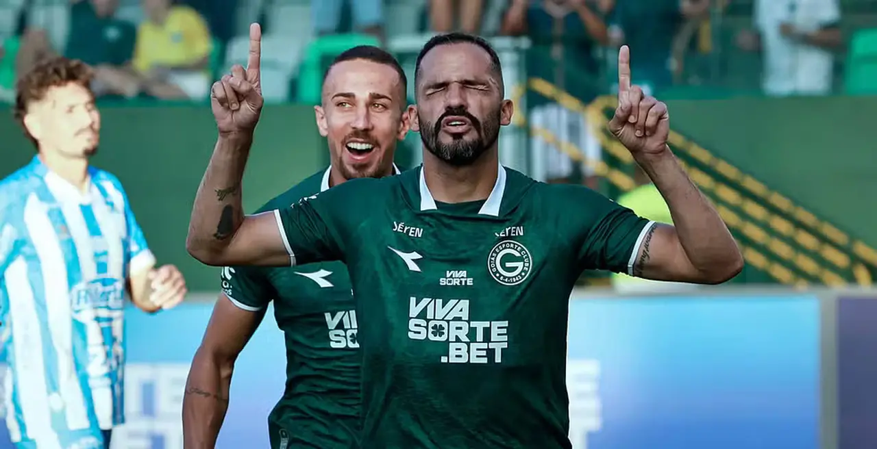 Anselmo Ramon comemora gol pelo Goiás