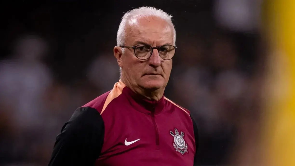 Dorival Júnior com semblante sério no Corinthians