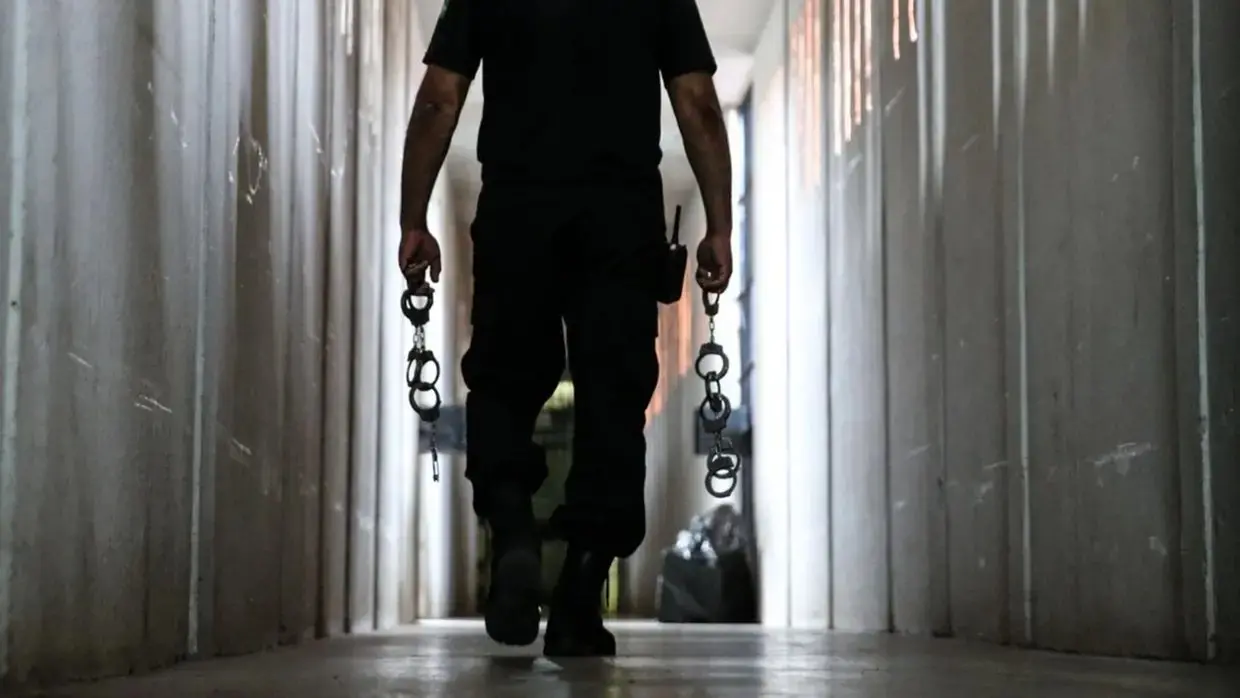 foto algemas policial penal preso.