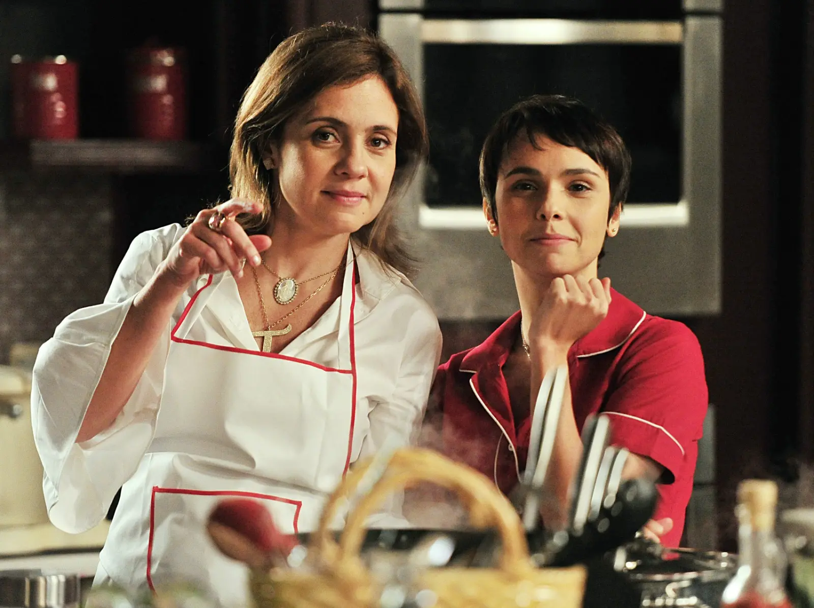 Na segunda fase de Avenida Brasil, Nina (Débora Falabella) vira cozinheira na casa de Carminha (Adriana Esteves).