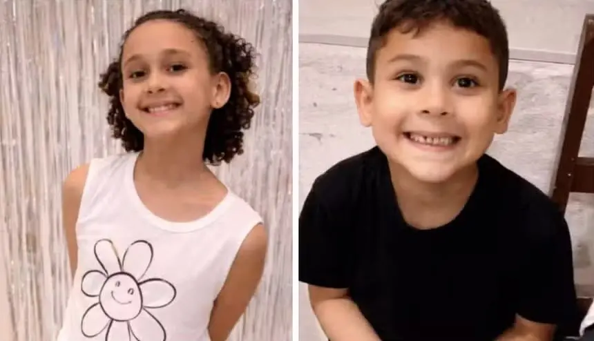 Imagem dividida em duas partes: à esquerda, uma criança com camiseta branca estampada com uma flor, em pé diante de um fundo claro; à direita, outra criança sentada, vestindo camiseta preta, em um ambiente interno com piso claro.