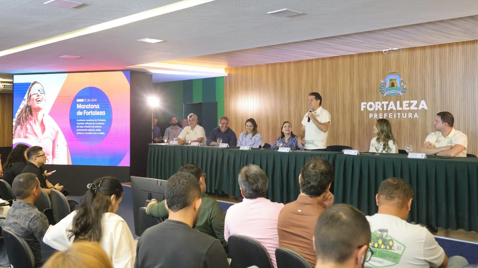 Foto do prefeito de Fortaleza, Evandro Leitão, e secretários.