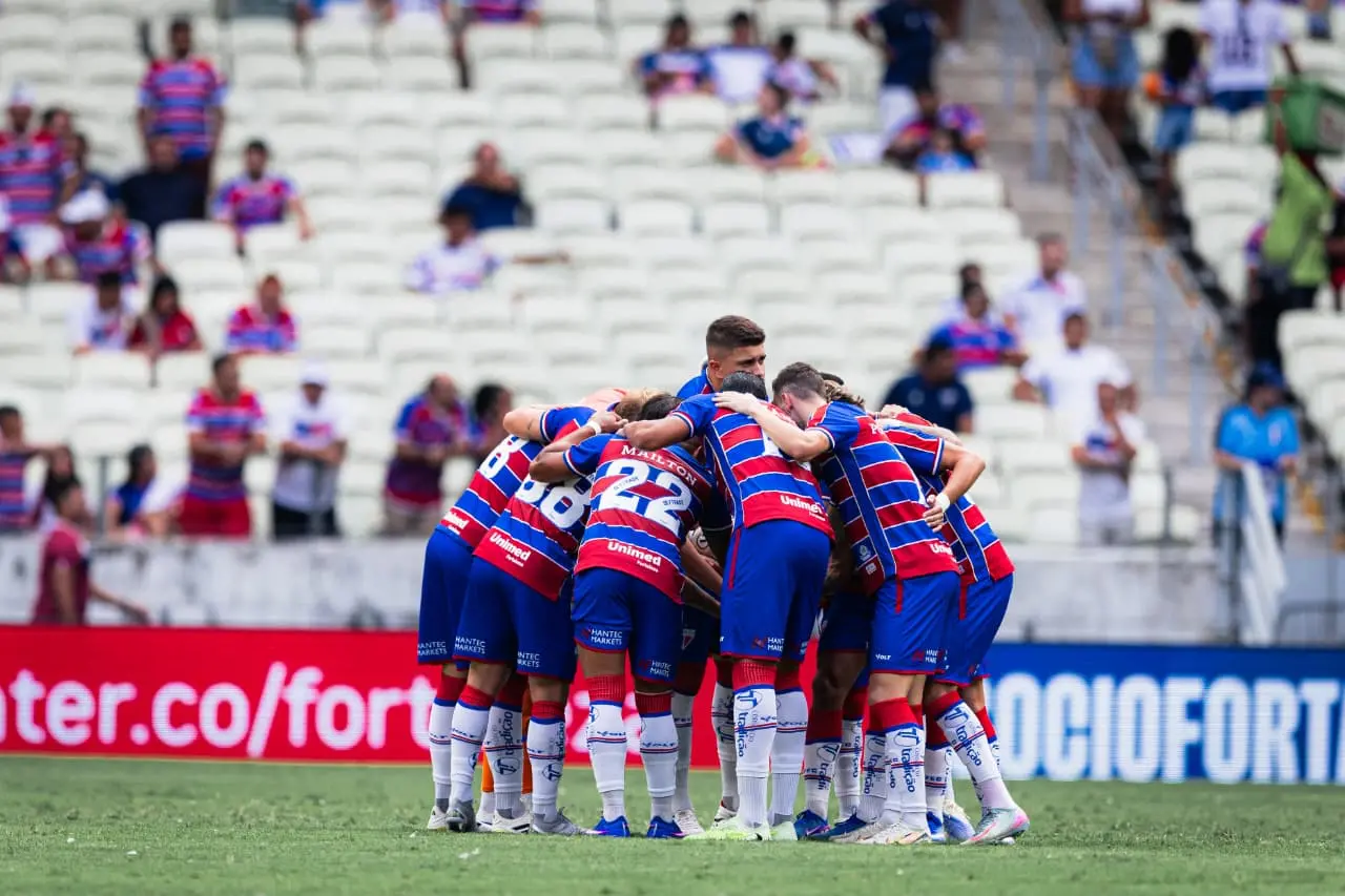 Elenco do Fortaleza reunido em campo