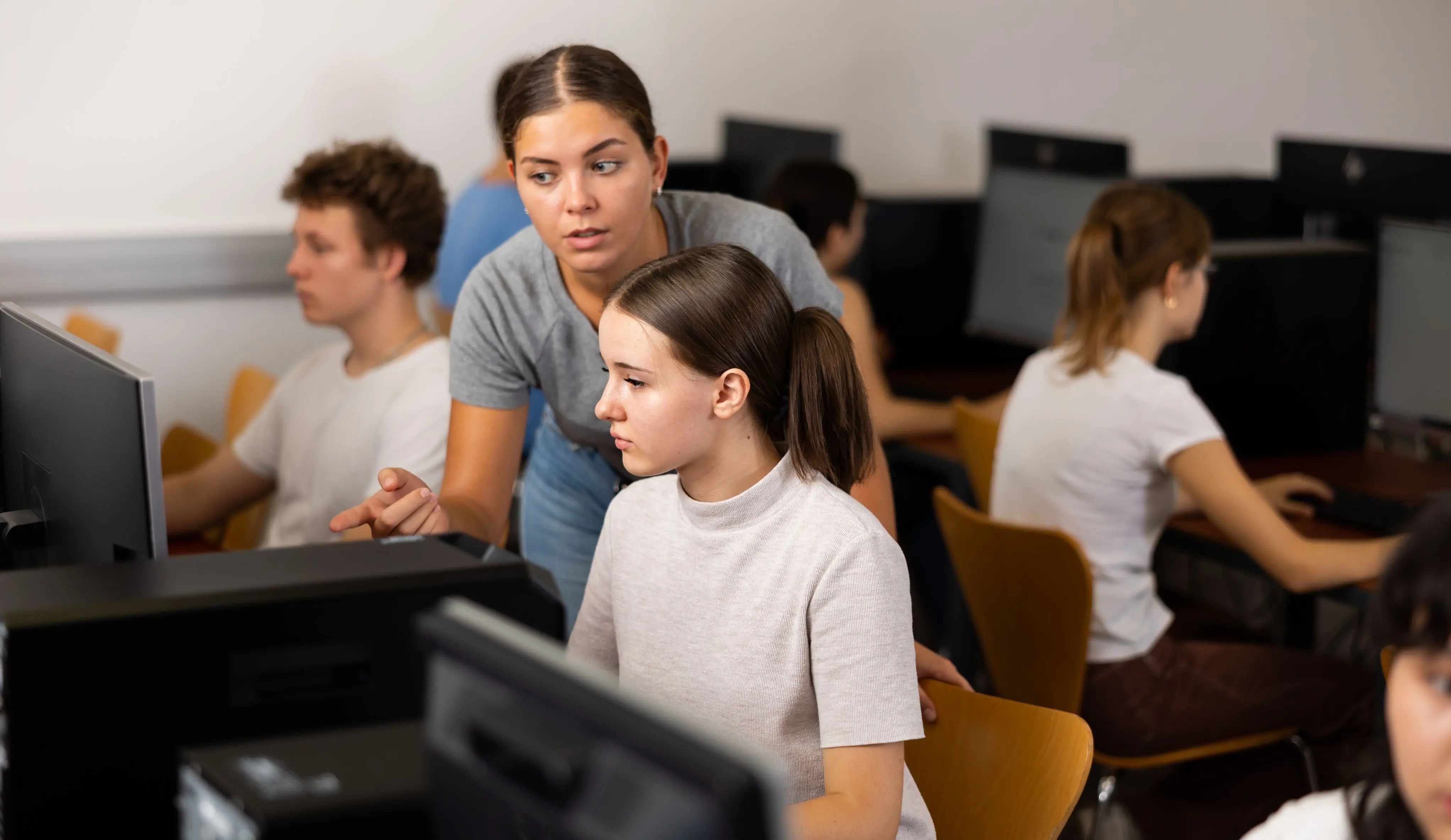 Imagem de jovens cursos para matéria sobre a Prefeitura de Fortaleza.
