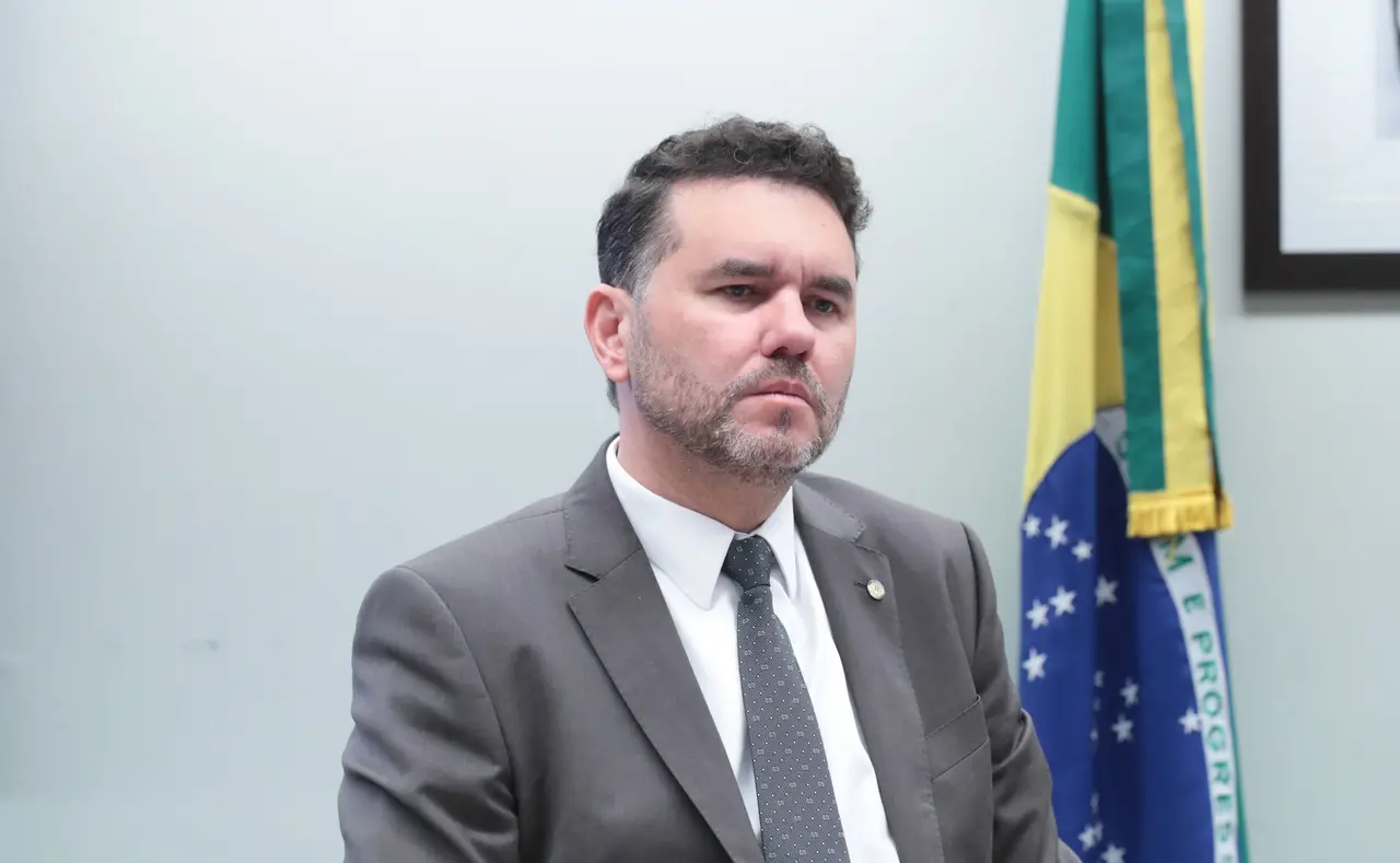 Deputado federal Moses Rodrigues durante sessão na Câmara dos Deputados.