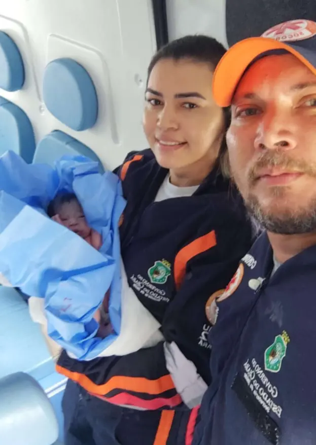 Imagem da técnica de enfermagem Raiane Monteiro e do condutor socorrista Paulo Célio, do Samu, que realizaram o parto.