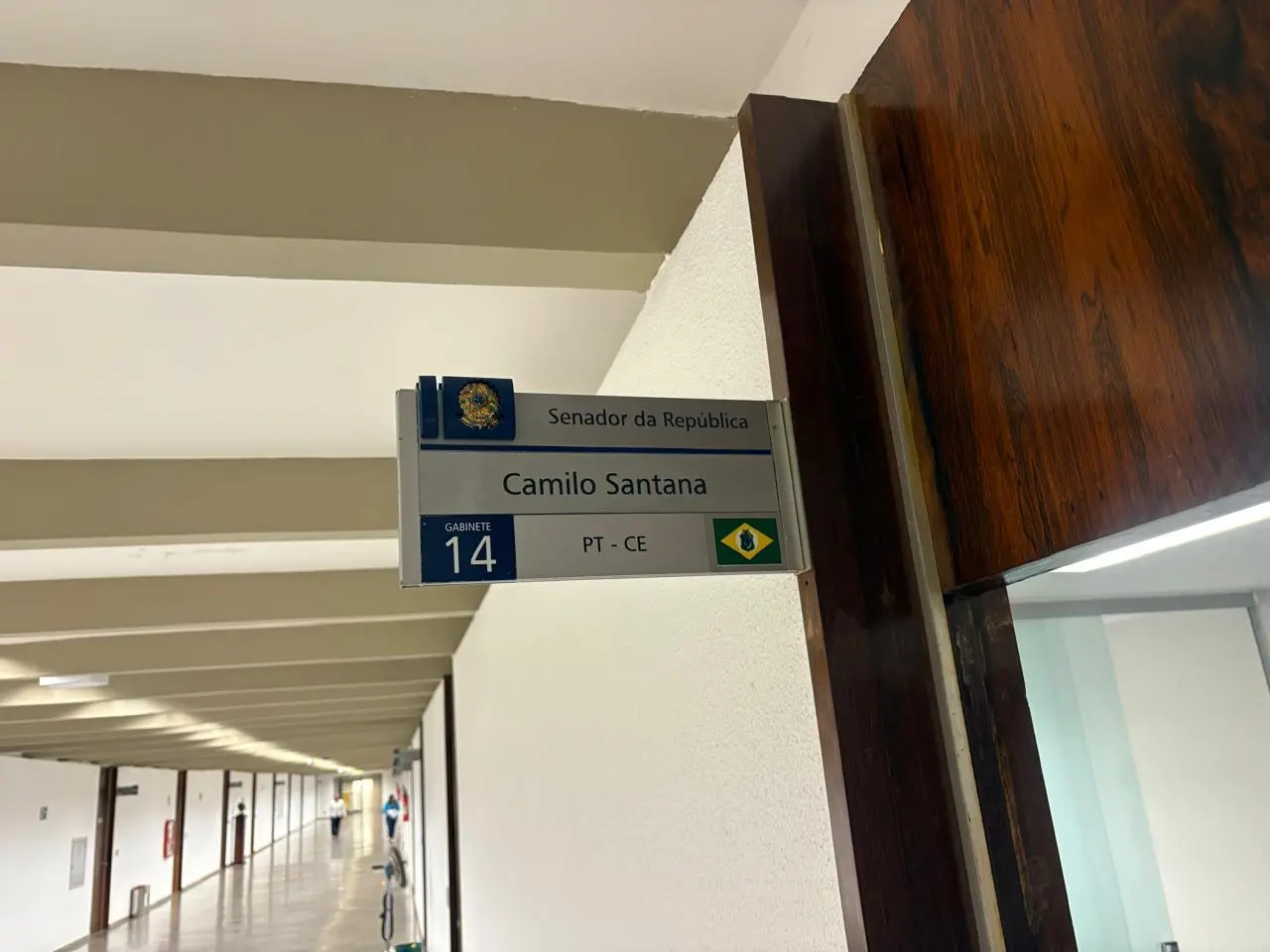Placa identifica o gabinete do senador Camilo Santana no corredor do Senado Federal.