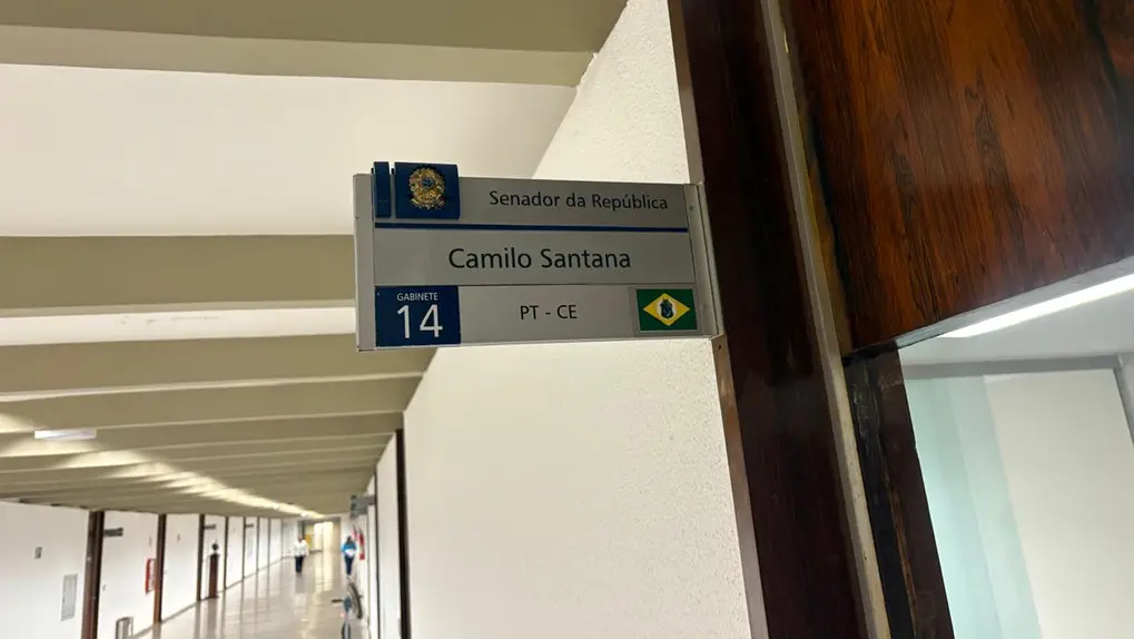 Placa identifica o gabinete do senador Camilo Santana no corredor do Senado Federal.
