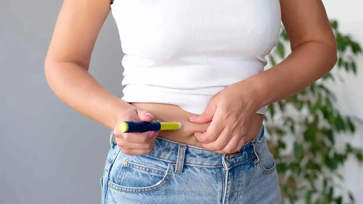 Foto de mulher usando uma caneta emagrecedora.