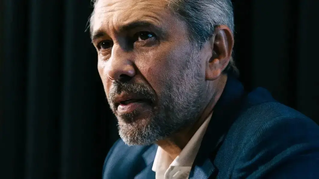 Elmano de Freitas durante entrevista. Ele olha para o horizonte enquanto conversa.