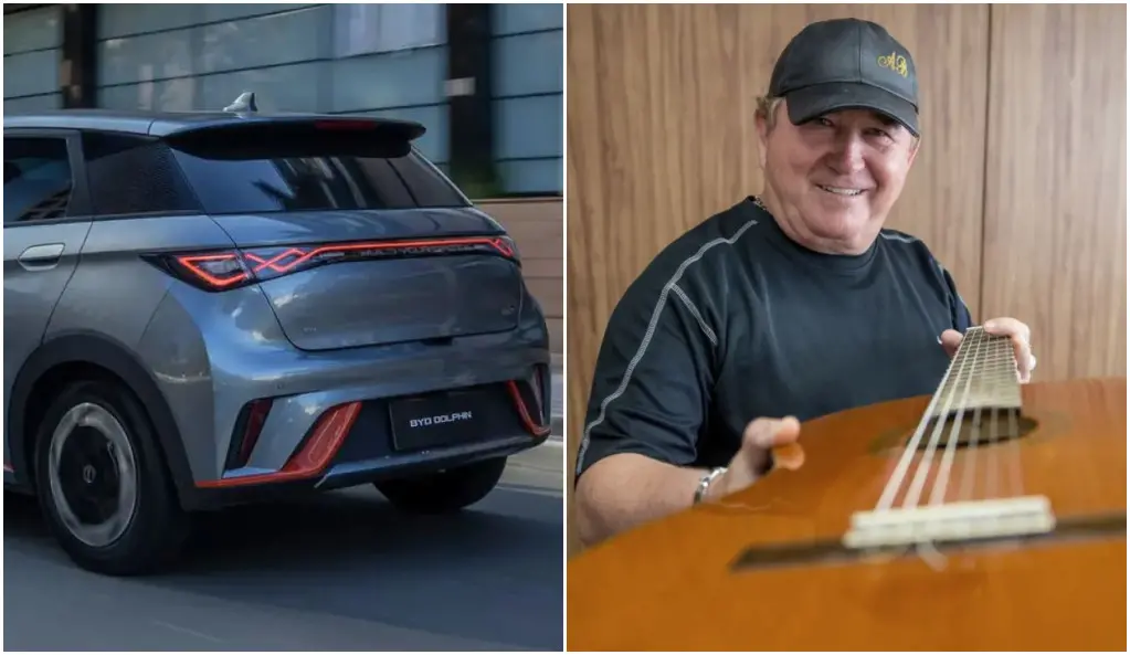 Imagem dividida em duas partes: à esquerda, traseira de um carro elétrico BYD Dolphin em movimento na rua; à direita, um homem sentado segura um violão, usando boné e camisa escura, em ambiente interno.