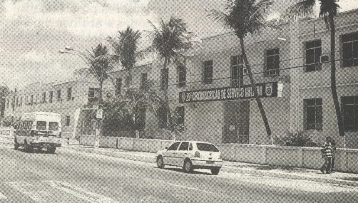 Fotografia antiga em preto e branco da fachada lateral na Avenida Bezerra de Menezes, exibindo a placa da 