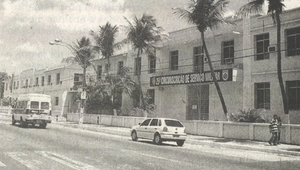 Fachada do prédio quando ainda sediava instalações do Exército, em 2002.