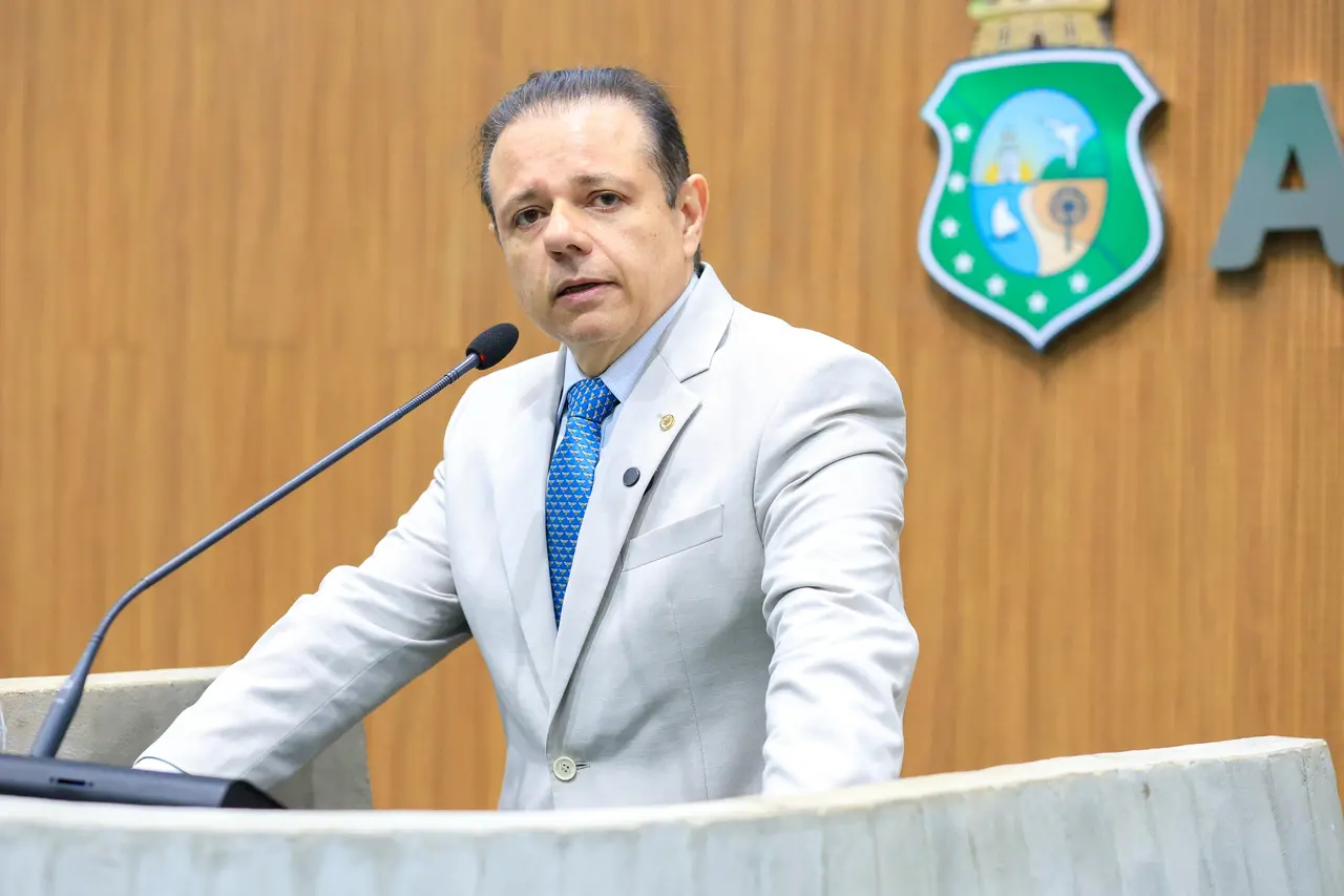 Deputado Cláudio Pinho durante discurso na tribuna do Plenário 13 de Maio da Assembleia.