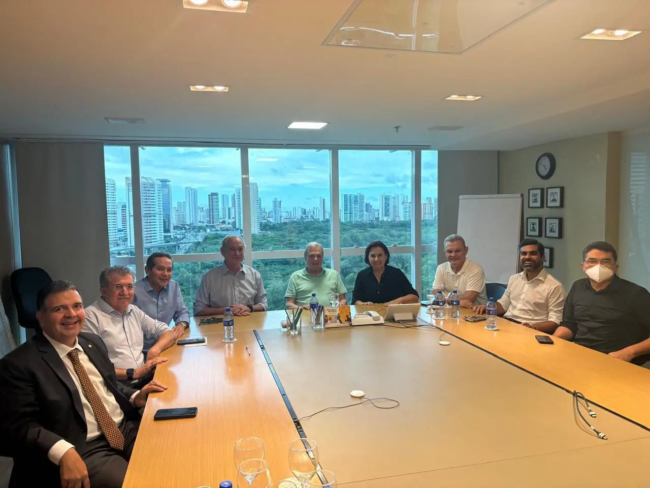 Ciro e Tasso ao lado de deputados estaduais do PSDB. Eles estão sentados ao redor de uma mesa.