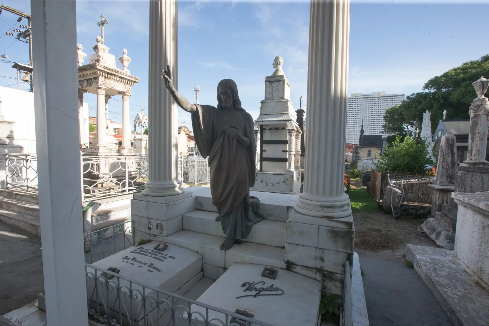 Imagem mostra sepultura de Virgílio Távora, localizada no Cemitério São João Batista, no Centro de Fortaleza.