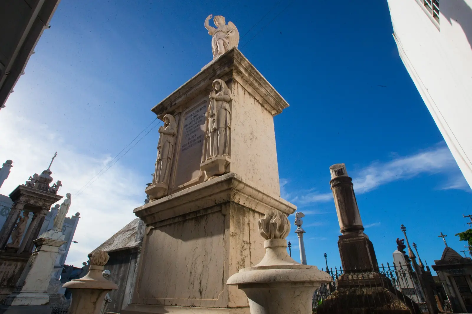 Imagem mostra sepultura de Senador Pompeu, localizada no Cemitério São João Batista, no Centro de Fortaleza.