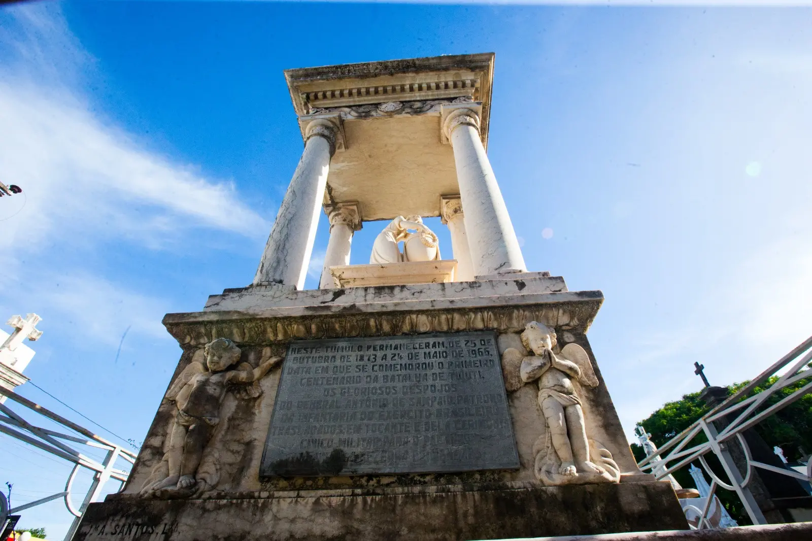 Imagem mostra sepultura do General Sampaio, localizada no Cemitério São João Batista, no Centro de Fortaleza.