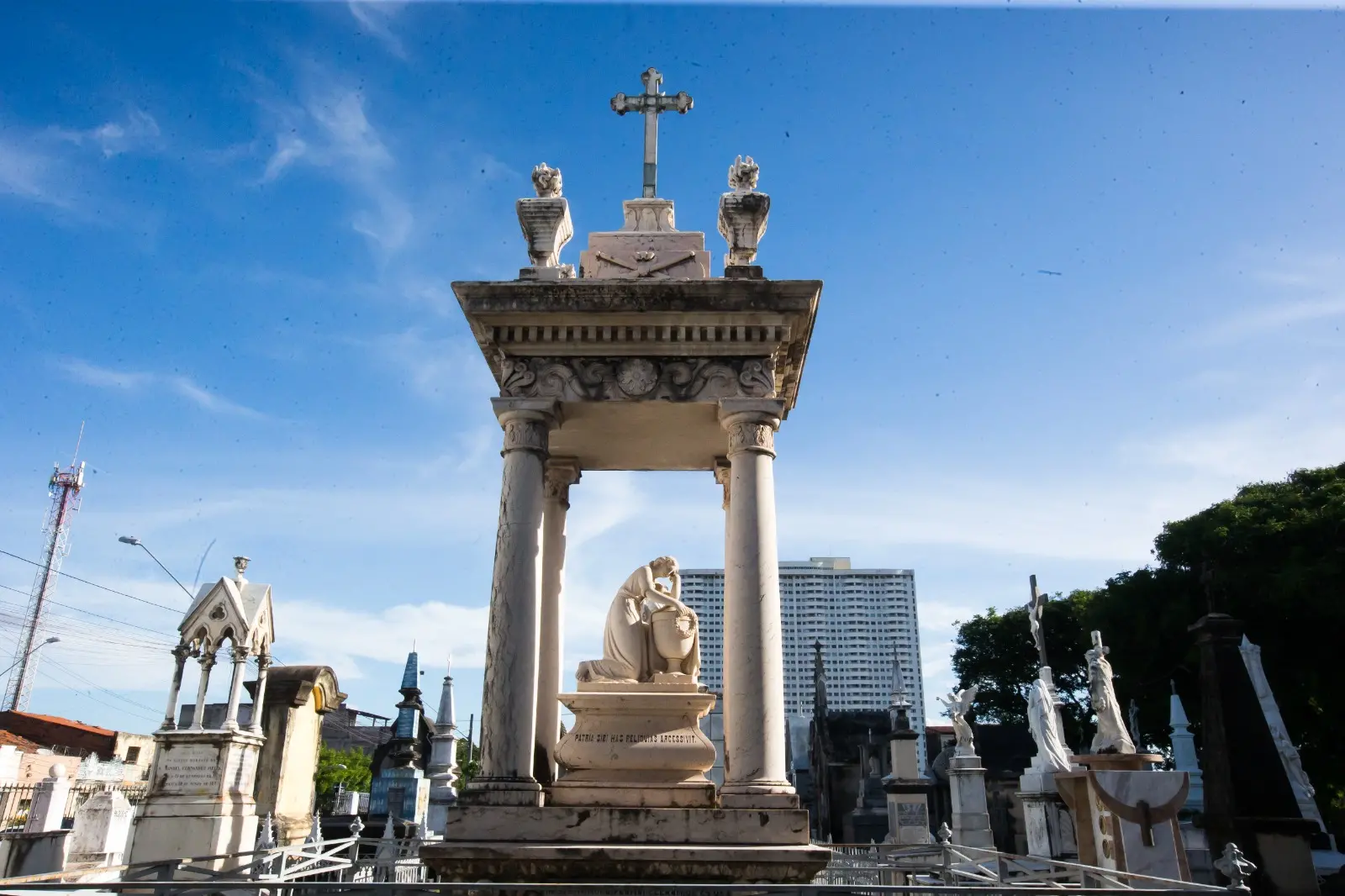 Imagem mostra sepultura do General Sampaio, localizada no Cemitério São João Batista, no Centro de Fortaleza.