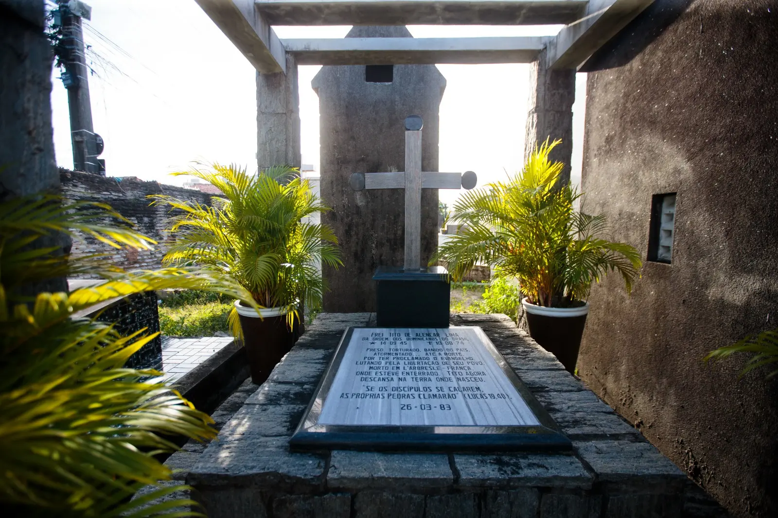 Imagem mostra sepultura de Frei Tito, localizada no Cemitério São João Batista, no Centro de Fortaleza.