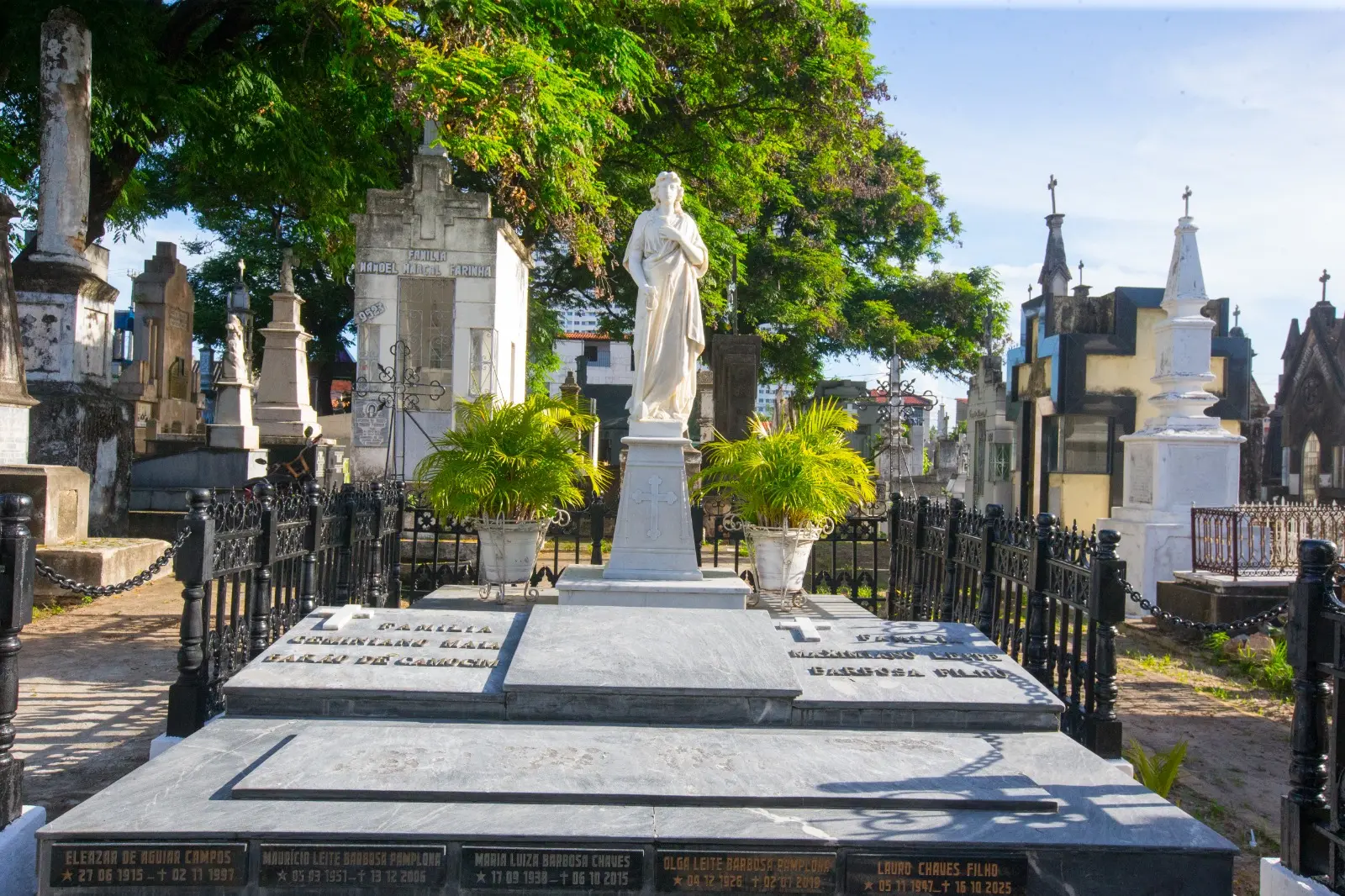 Imagem mostra sepultura do Barão de Camocim, localizada no Cemitério São João Batista, no Centro de Fortaleza.