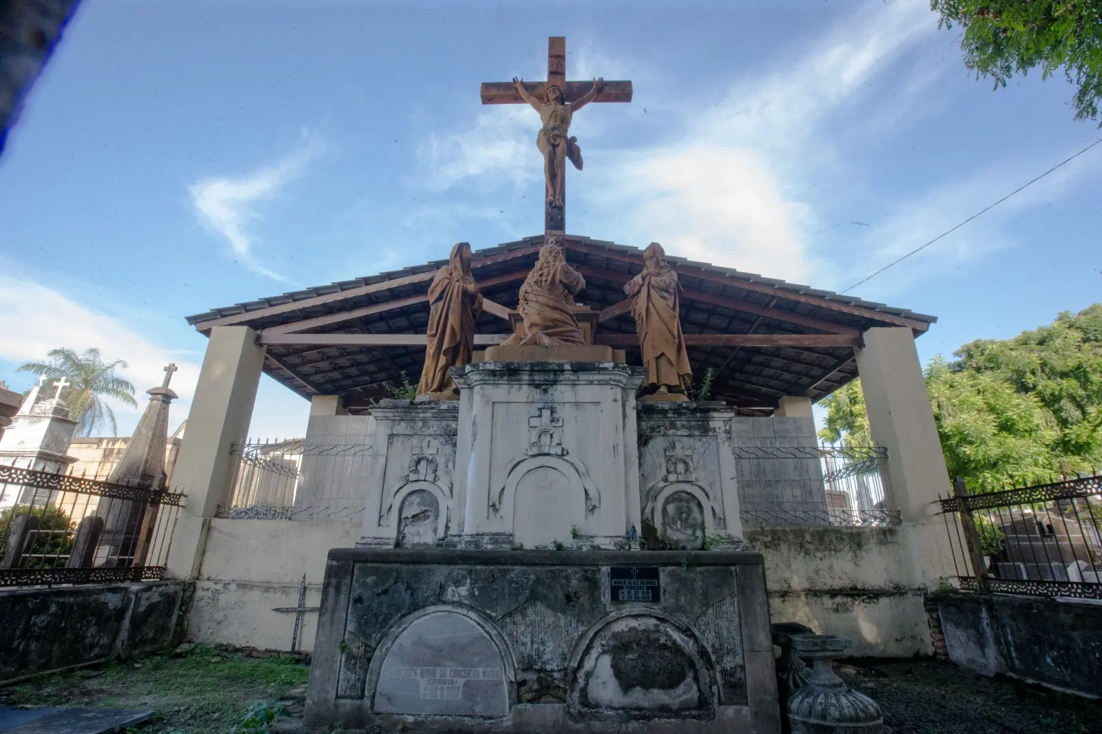 Imagem mostra sepultura do barão e da baronesa de Aratanha localizada no Cemitério São João Batista, no Centro de Fortaleza.