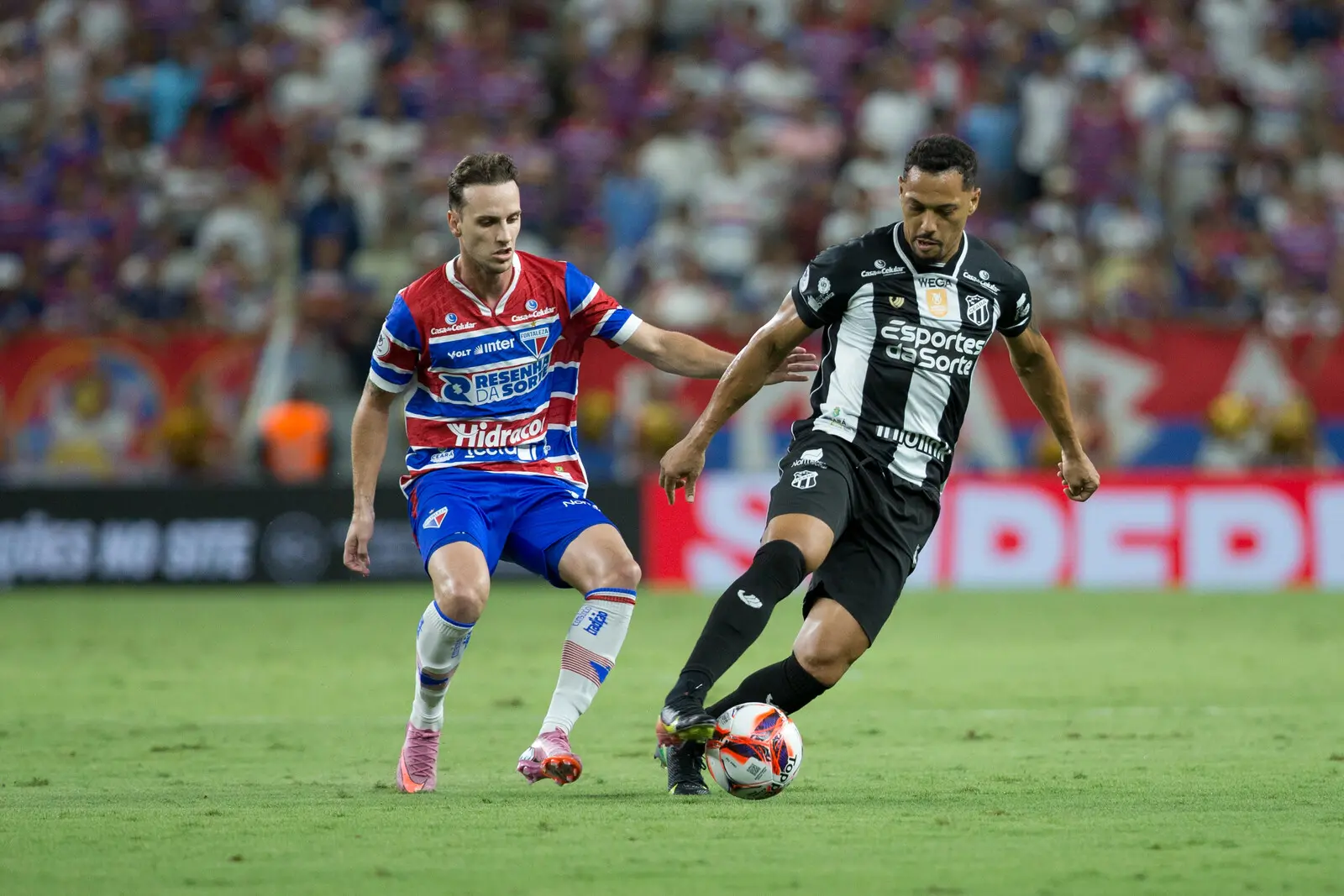 Atletas de Ceará e Fortaleza disputam bola no Clássico-Rei