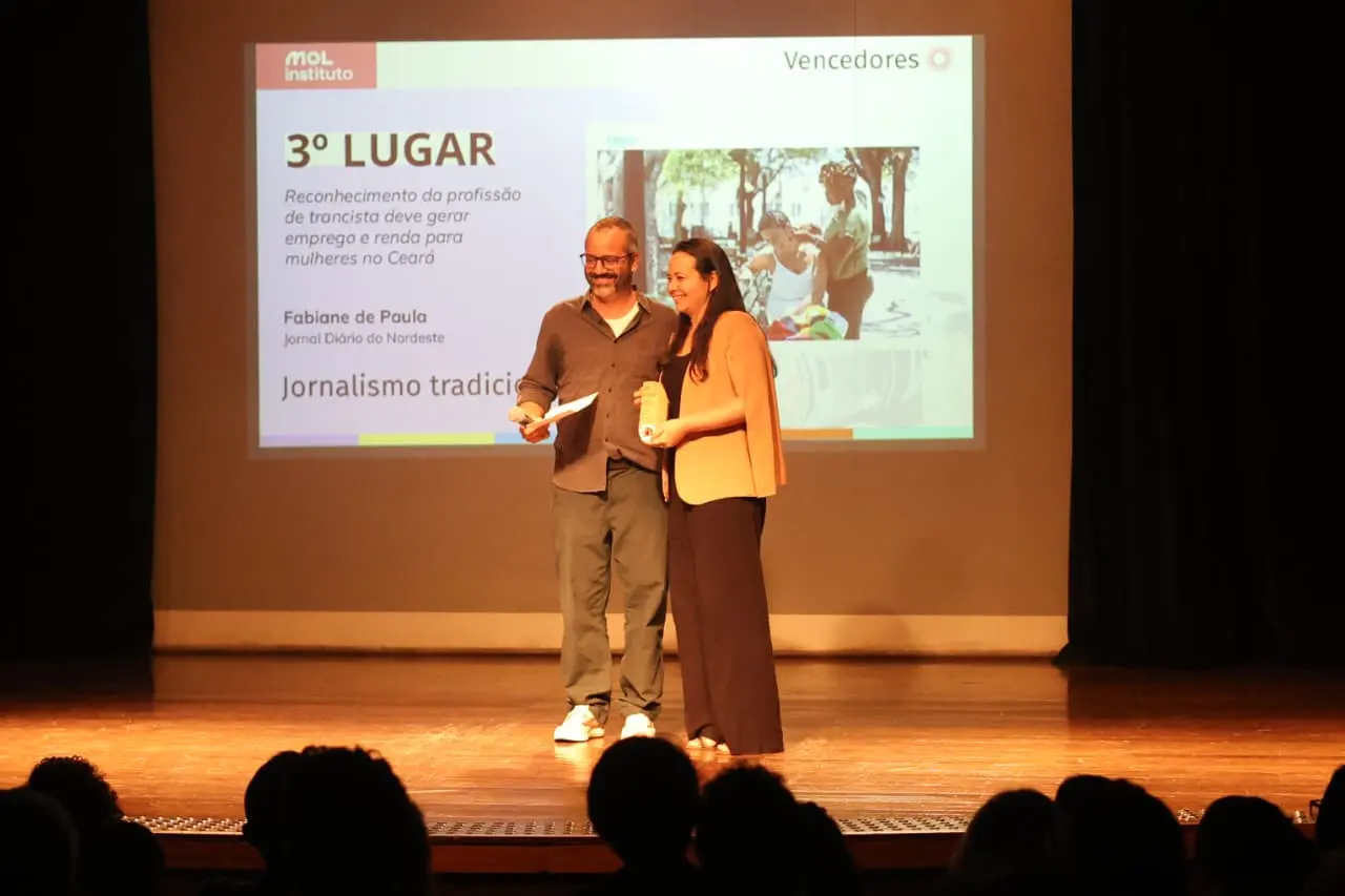 Fabiane de Paula recebendo o prêmio em palco do evento em São Paulo.