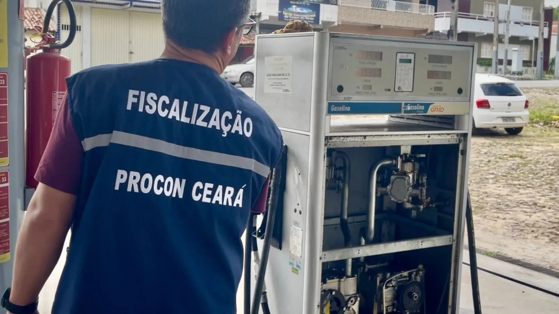 Agente do procon Ceará durante fiscalização em posto de vviçosa do ceará.