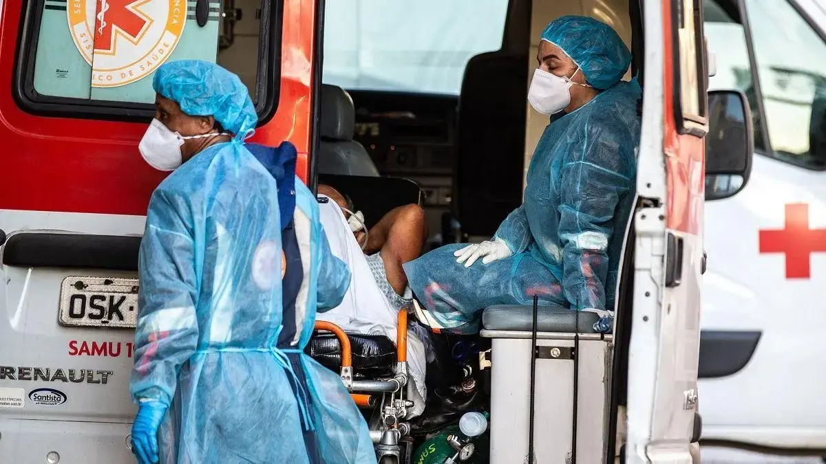 foto de dois enfermeiros em ambulância do SUS dando suporte a paciente.