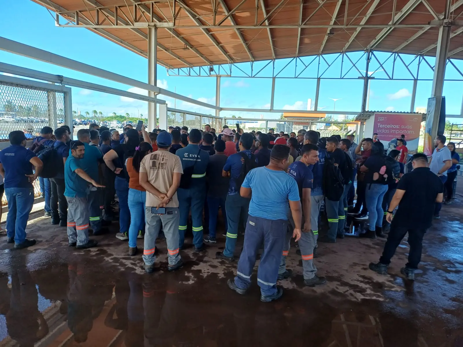 Imagem da notícia Com salários atrasados, 398 terceirizados da ArcelorMittal são barrados no Pecém