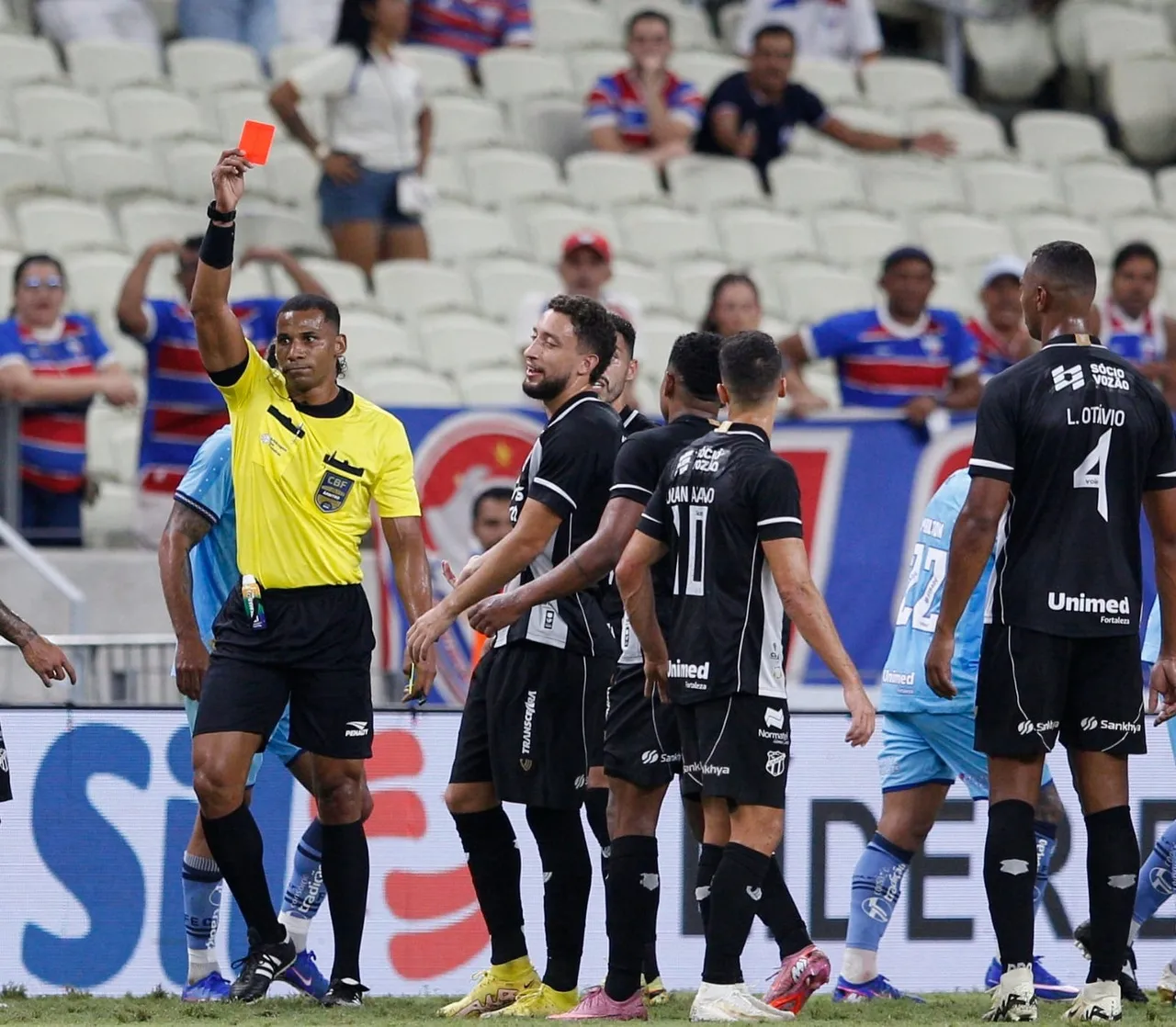 O Ceará ficou com um jogador a menos aos 22 minutos do 1º tempo, com expulsão de Fernandinho